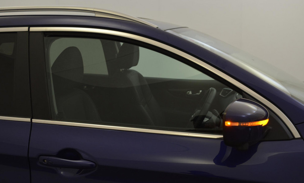 Side view of Nissan Qashqai, demonstrating wing mirror indicator